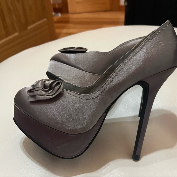 Never worn, Just Fab Gardenia platform heels. Silver/gray satin with bow. - Picture 5 of 6